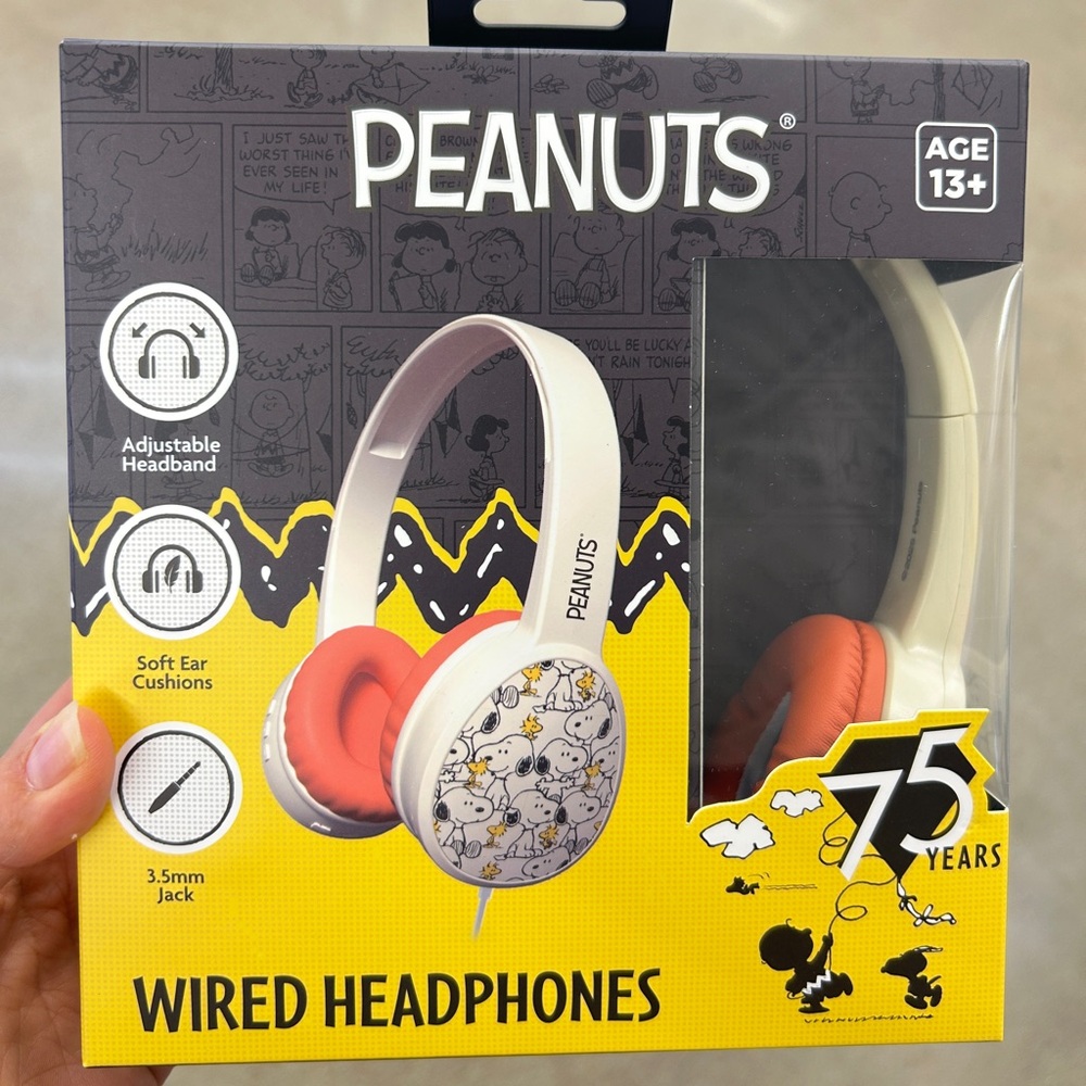 NWT Peanuts Wired Headphones with Snoopy Design